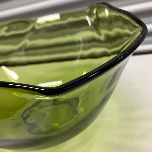 Vintage Mid Century Anchor Hocking Olive Green Scalloped Wavy Edge Bowl - Picture 2 of 5